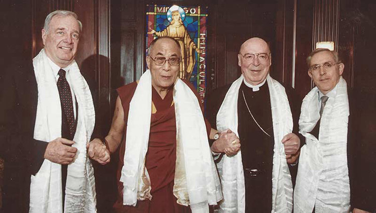 Дээрхийн Гэгээнтэн Далай Лам Канадын Ерөнхий сайд Паул Мартин, Оттава МарсельГвертасын хамт хамба ламын хамт.  Канадын Оттавад. 2004 оны 4-р сарын 23. 