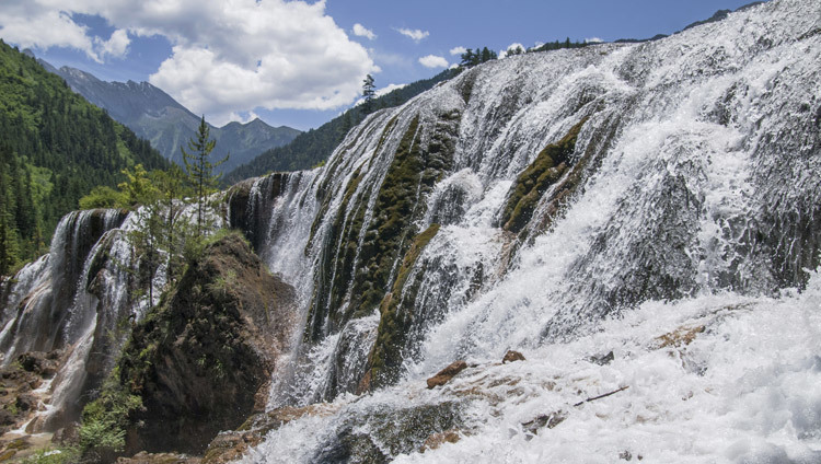The Pearl Shoal Waterfall in the Jiuzhai Valley, Tibet. (Photo courtesy Liason Office of HHDL Japan)