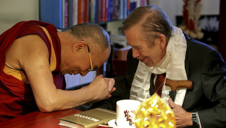 Дээрхийн Гэгээнтэн Далай Лам  Бүгд Найрамдах Чех Улсын Ерөнхийлөгчтэй Валкальв Хавел Прага хотод уулзлаа 2011 оны 12-р сарын 10.  (Зургийг Дээрхийн Гэгээн Далай ламын алба)