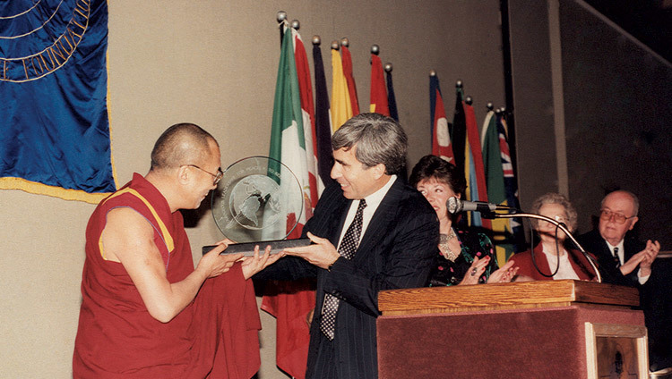 АНУ-ын Калифорниа, Санта Барбара, АНУ-ын Цөмийн Энхтайвны Сангийн Гүйцэтгэх захирал Дэвид Крриегерээс Дээрхийн Гэгээнтэн Далай ламд энх тайвны манлайллын шагналыг хүртээлээ. 1991 оны 4-р сарын 6