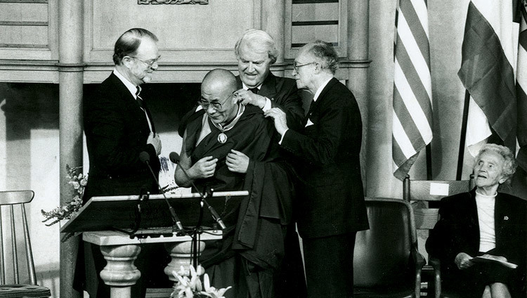 АНУ-ын  Мидельбургт Эвананор Рузвельт хүрээлэнгийн Ерөнхийлөгч Виллям Ж Дээрхийн Гэгээнтэн Далай ламд  эрх чөлөөний медалийг гардуулах ёслолын үеэр. 6 сарын 4, 1994