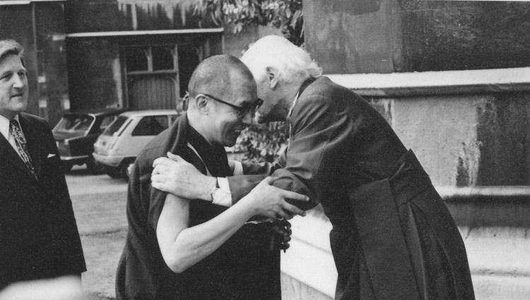 Дээрхийн Гэгээнтэн Далай Лам Кантерберригийн хамба лам Доктор М.Рамситай 1973 оны 10-р сарын 25-нд Лондон хотноо уулзаж мэндчилгээ дэвшүүлэв.