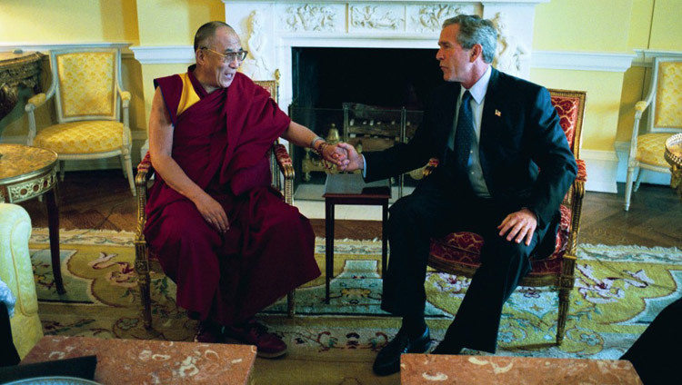Дээрхийн Гэгээнтэн Далай лам АНУ-ын Вашингтон дахь Цагаан ордонд ерөнхийлөгч Жорж Буштай уулзав. 2003 оны 9-р сарын 10-нд (Цагаан албан ёсны гэрэл зураг)