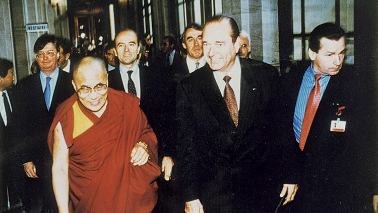 Дээрхийн Гэгээнтэн Далай Лам Парист Францын Ерөнхийлөгч Жак Ширакын хамт. 1998 оны 12-р сарын 8.