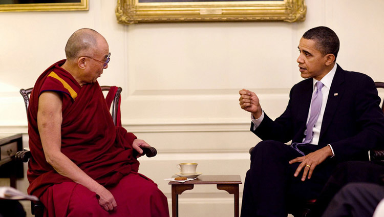 Дээрхийн Гэгээнтэн Далай Лам Вашингтон дахь Цагаан ордонд АНУ-ын Ерөнхийлөгч Барак Обамагийн хамт 2010 оны 2-р сарын 18-нд. ( Цагаан Ордны албан ёсны зураг)
