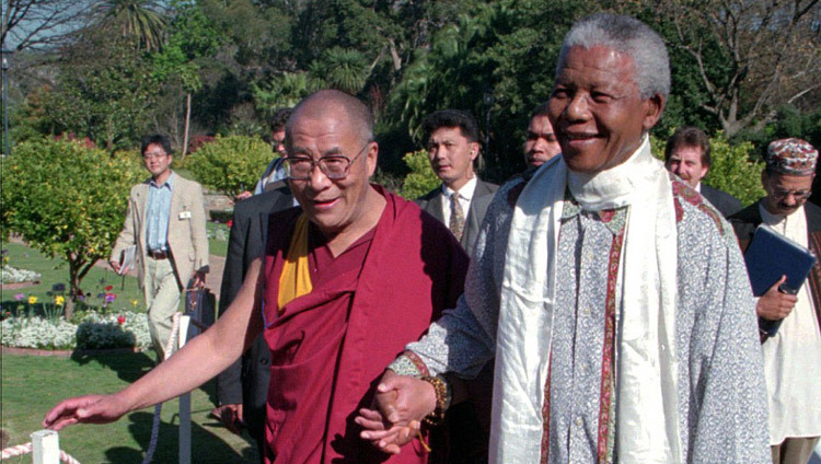 Дээрхийн Гэгээнтэн Далай Лам Нельсон Манделагийн хамт. Өмнөд Африк. 1996 оны 8-р сарын айлчлалын үеэр.