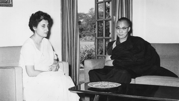 Дээрхийн Гэгээнтэн Далай Лам Энэтхэгийн Ерөнхий сайд Индира Гандитай 1966 оны 8-р сарын 6-нд Энэтхэгийн Шинэ Дели хотод.