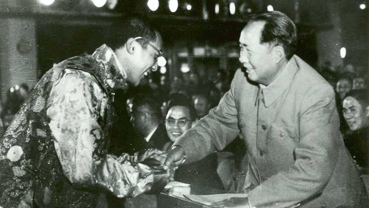 Дээрхийн Гэгээнтэн Далай Лам, БНХАУ-ын Бээжин хотод ХКН-ын  ерөнхий нарийн бичгийн дарга Мао Зэдунтэй уулзалт хийлээ. 1954/55 онд 