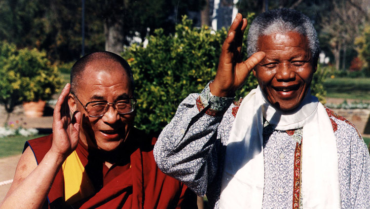 Дээрхийн Гэгээнтэн Далай Лам Өмнөд Африкийн Ерөнхийлөгч Нелсон Манделатай  Өмнөд Африкийн Кейптаун хотод уулзлаа. 1996 оны 8-р сарын 21-нд.