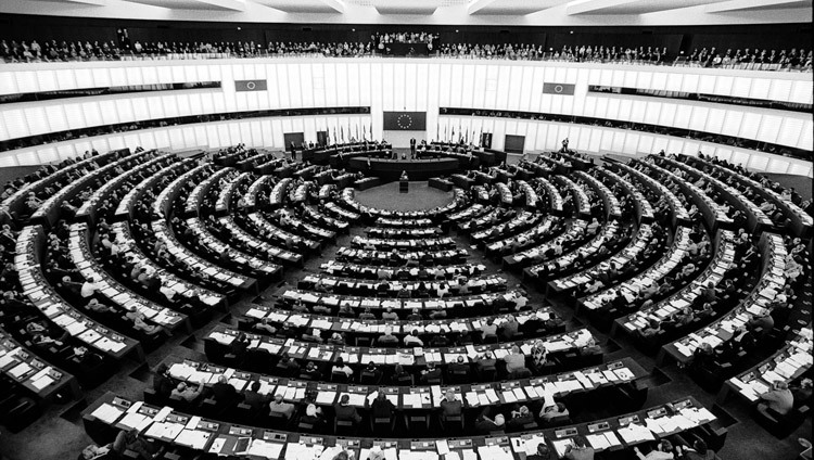 Дээрхийн Гэгээнтэн Далай Лам Францын Страсбург хотод 2001 оны 10-р сарын 24-нд Европын парламентын хуралд оролцов.(Гэрэл зургийг Мануэл Бауэр)