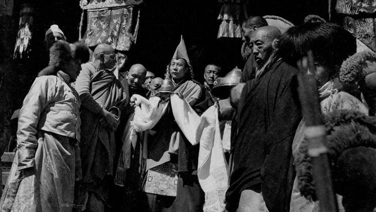 Дээрхийн Гэгээнтэн Далай Лам Домод байрлах үеийн фото зураг. 1951 он.