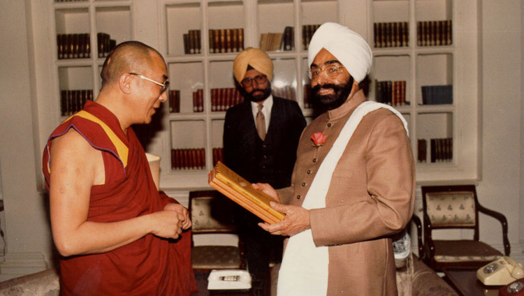 Энэтхэгийн Ерөнхийлөгч Гиани Зайл Сингх Дээрхийн Гэгээнтэн Далай Ламтай  Энэтхэгийн Нью Дели хотод 1985 оны 8-р сарын 5-нд уулзлаа.