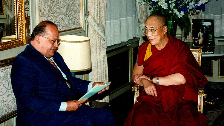 Дээрхийн Гэгээнтэн Далай Лам Бельгийн Брюссель хотноо Бельгийн Ерөнхий сайд Жан Лю Лю Дентэй уулзлаа. 1999 оны 5-р сарын 4.