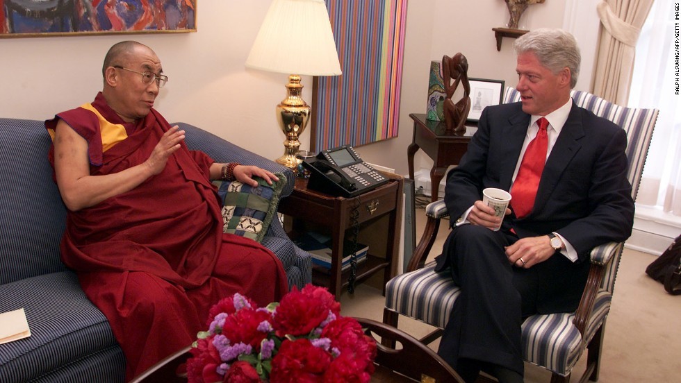   Дээрхийн Гэгээнтэн Далай Лам АНУ-ын Вашингтон хот дахь Цагаан ордонд Ерөнхийлөгч Билл Клинтонтай Цагаан ордонд уулзав.2000 оны 6-р сарын 20.  (Цагаан ордны албан ёсны гэрэл зураг)