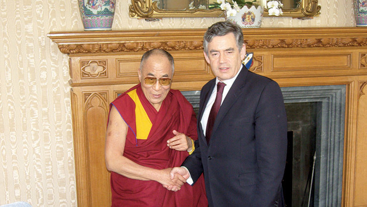 Дээрхийн Гэгээнтэн Далай Лам Их Британийн Ерөнхий сайд Гордон Браунтай Лондонд уулзлаа. 2008 оны 5-р сарын 23. 