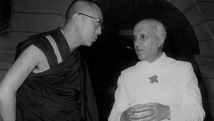   Дээрхийн Гэгээнтэн Далай Лам Энэтхэгийн  Нью-Дели хотноо Ерөнхий сайд Жавахарлал Нерутай уулзлаа.  1961 оны 4 сарын 16 
