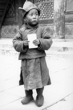 Дээрхийн Гэгээнтэн Далай Лам дөрвөн настайдаа. Зүүн Төвөд, Амдо муж, Гүмбүм хийд.