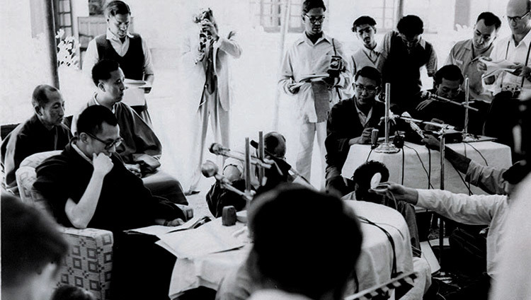 Дээрхийн Гэгээнтэн Далай Лам анхны хэвлэлийн хурал хийж байгаа нь. Энэтхэг, Миссури. 1959.05.23.