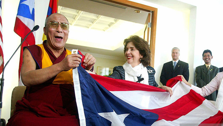 Дээрхийн Гэгээнтэн Далай Лам Пуэрто-Рико хотын захирагч Билдэр Кальдеронтай хамт. 2004 оны 9-р сарын 23. Пуэрто-Рико Сан Хуан хот.