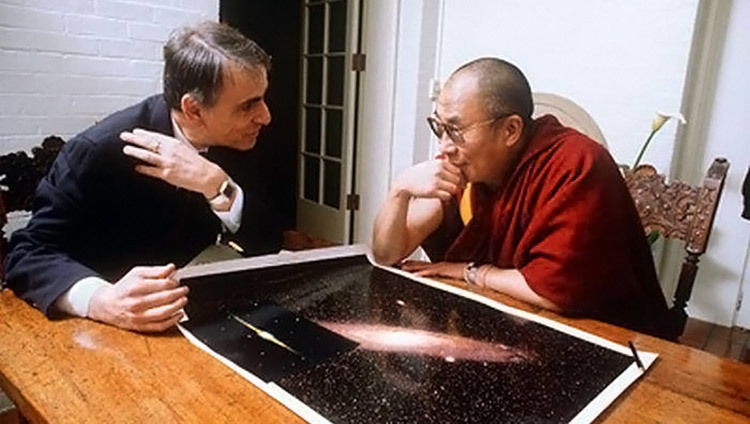  Дээрхийн Гэгээнтэн Далай Лам АНУ-д айлчлах үеэр Карл Саганы хамт. 1991 он (Гэрэл зургийг Жон Рэйс)