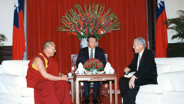 Дээрхийн Гэгээнтэн Далай Лам Тайваны Тайпей хотод Ерөнхийлөгч Ли Дэн-Хуэйтай уулзав.  Тайпей хот 1997 оны 3-р сарын 27.