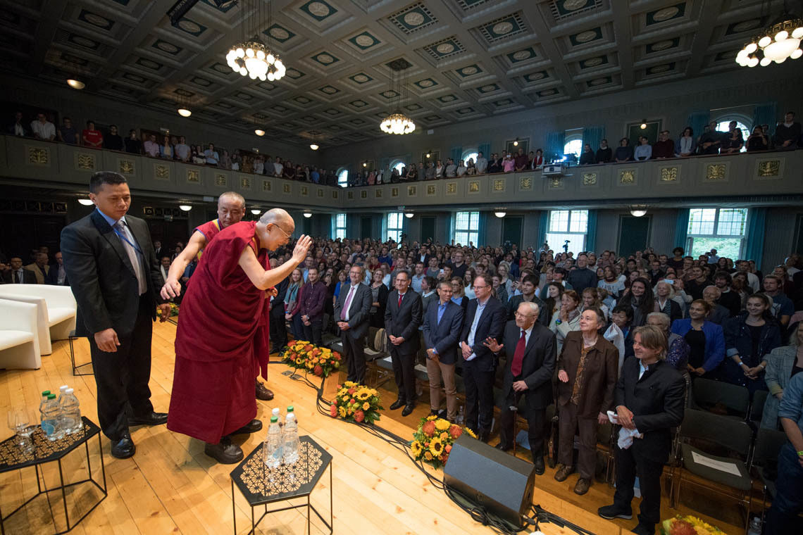 His Holiness the Dalai Lama waving to the audience of over 700 as he arrives at the Conference Center of Zurich University of Applied Sciences in Winterthur, Switzerland on September 24, 2018. Photo by Manuel Bauer