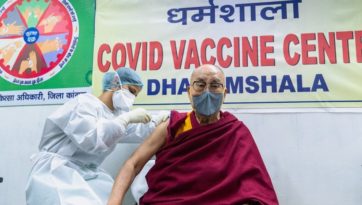 Дээрхийн Гэгээнтэн Далай Лам корона вирусээс хамгаалах вакцин тариуллаа